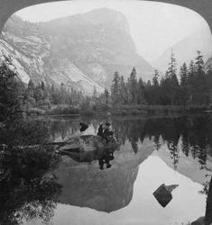 Vista do Lago Mirror, olhando para o Monte Watkins, Yosemite, Califórnia, EUA, 1902