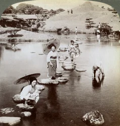 Mulheres que cruzam o lago em alpondras, jardim de Suizen-ji, Kumamoto, Japão, 1904.