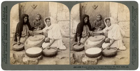 Mulheres moendo na fábrica, Palestina, 1900.