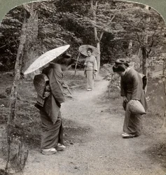 As mulheres no templo Kinkaku-ji jardinam, Kyoto, Japão, 1904.