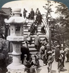 Adoradores cruzando a ponte semicircular para o Templo de Kameido além, olhando para o norte, Tóquio, Japão,
