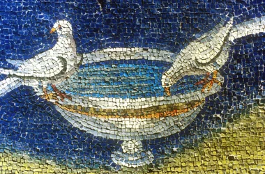 Pombas a beber: mosaico no mausoléu de Gala Placídia (390-450) em Ravena, Itália, (século V, arte paleocristã), fotografia tirada em 1990