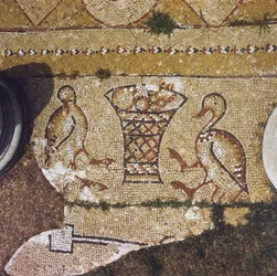 Líbano, parte de um mosaico bizantino entre as ruínas de Beit Meri.