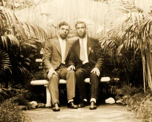 Retrato de um casal carinhoso em um jardim tropical, c.1930
