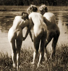 Três Graças, um trio de nus femininos, c. 1900