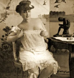 Jovem, mulher, exibindo, laçado, chemise, c.1900