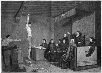 Um tribunal no século XV - interrogatório. A questão é suspensa com pesos nos pés. Gravura após a pintura de Adolphe Steinheil (1850-1908) apresentada no Salon de 1875.