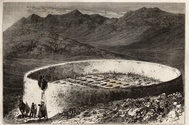 Um cemitério de guebra (ou Zoroastrian) perto de Teerão (Irão), em forma de uma grande torre com uma circunferência de 60 metros e uma altura de 5 metros; o interior é disposto em caixas de maconnated, cada uma serve como uma entrada para os cofres ou os o