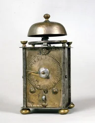 Um frondoso despertador monástico do início do século XVI, utilizado nos conventos, indicava as horas de oração.