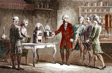 Antoine Laurent Lavoisier (1743-1894) executa a decomposição do ar em 1776 - Antoine Laurent Lavoisier químico inglês, mostrando aos colegas cientistas a sua experiência que revelou a composição do ar em 1776 - Gravura de Louis Figuier