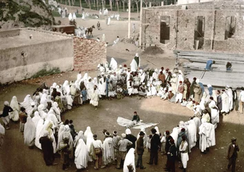 Malabaristas árabes em Argel. Fotocrómio v. 1895.