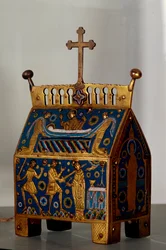 Objeto de arte: relicário em esmalte, ouro e cobre de São Tomás Becket (1118-1170), arcebispo de Cantuária. É decorado com representações do assassinato do arcebispo em 29/12/1170 na Catedral de Cantuária e do seu funeral. Século XIII