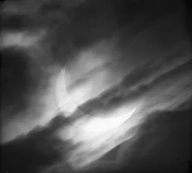 Lâmina de vidro astronómica do eclipse solar através das nuvens (negativo de vidro)
