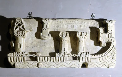 Bas-relief que representa o antigo porto de Pisa. Notamos as correntes que bloqueiam o acesso ao porto, tomado pela Génova como troféu após a Batalha de Meloria contra a Córsega. Génova, Museu Naval de Pegli. 1290.