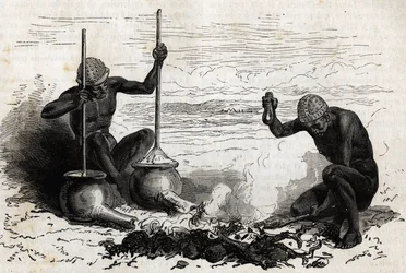 Ferreiros Lakoutas (tribo localizada na região do Alto Nilo), um ramo de madeira bifurcada serve como alicate, duas pedras servem como martelo e bigorna, duas panelas de barro com tubos longos na base servem como fole para fogo de carvão, as panelas são fi