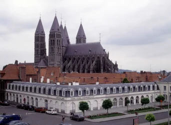 Cathedrale de Tournai (Bélgica), vista do exterior.