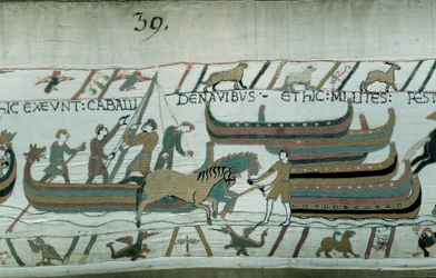 Conquete England pelo Duque de Normandy William, o Conquistador (1027-1087) em 1066: os navios Norman navegam na costa inglesa. O cavalo puxa o barco no corredor. Detalhe da Tapeçaria Bayeux ou Bordado da Rainha Mathilde