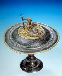 Taça coberta em nielle de prata e dourada encimada por uma estatueta de Netuno. Paris do final do século XVI. Museu do Louvre