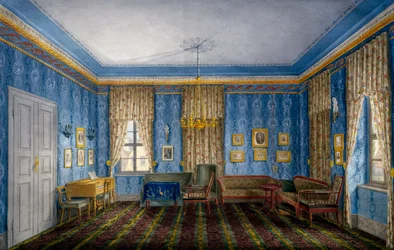 Sala de dia com papel de parede azul e grinaldas