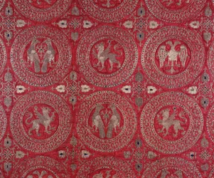Detalhe do tecido do traje eclesiástico em seda roxa de Chipre representando animais fantásticos (hábito religioso de seda roxa de Chipre com animais fantásticos) Museo della Cattedrale Anagni do século XIII, Itália