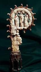 Báculo episcopal de cobre, metal dourado e marfim representando a Crucificação. Cerca de 1300. Paris, Museu Nacional da Idade Média, termas de Cluny