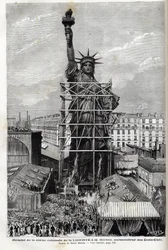 França, Paris, entrega da Estátua da Liberdade ao embaixador dos Estados Unidos - Embalagem entre andaimes da Estátua da Liberdade criada por Frédéric Auguste Bartholdi (1834-1904), para a transportar de Paris para a América