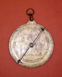 Astrolábio gótico do século XIV. Milão, Musei del castello.