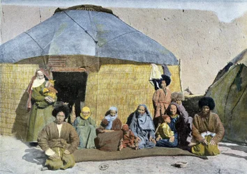 Grupo de Tekes (nômades russos) em frente ao seu yurt, no final do século XIX