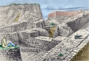 Heinrich Schliemann tirando desenhos das paredes de Troy (Hissarlik) durante as escavações