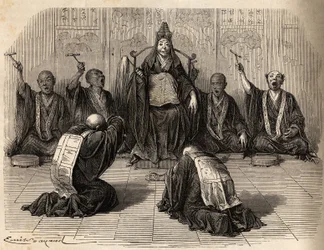 Sumo sacerdote budista sendo adorado, rodeado por seus discípulos ritmando o ritual com gongo e címbalos. Gravura para ilustrar a viagem ao Japão em 1863-1864, de Aime Humbert, ministro da Confederação Suíça, em "Le tour du monde, nouveau journal