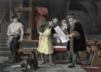 História da impressão: primeiro teste da Bíblia impresso pela imprensa de Johannes Gensfleisch Gutenberg (1400-1468) representado com Johann Fust (1400-1466) - 1453 A primeira folha de prova da imprensa de Gutenberg