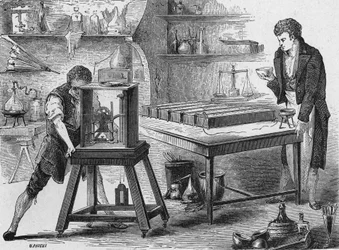 Humphry Davy decompõe os alcalinos pela bateria voltaica. Em "Album de la Science", Éditions Jouvet