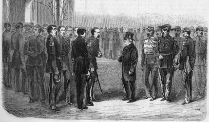 Janeiro de 1873: Adolphe Thiers (1797-1877), político francês, Presidente da República acompanhado pelo Ministro da Guerra e pelo General Hartung visita a Ecole Polytechnique. Gravura a partir de 1873.