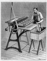 Fazendo cartas para jogar pelos métodos antigos. Decupagem de cartas de jogar. Gravação a partir de 1893.