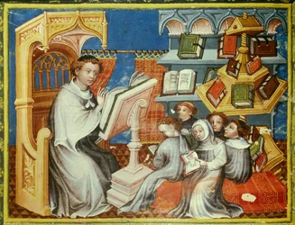 Escola monástica do convento dos eremitas de Santo Agostinho em Paris: um monge no púlpito lê um leão com tons de adolescentes, mas também com laicos. À direita, uma roda de libra. Miniatura em "historiador da bíblia" (Histórico bíblico) de Pierre Comestor