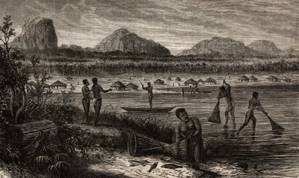 Perto das cataratas da Rovuma (Moçambique), as actividades de pesca do peixe. Gravura para ilustrar as primeiras viagens do Dr. Livingstone à África Austral de 1840 a 1856, no "Le tour du monde, nouveau journal des voyages" publicado sob a directti