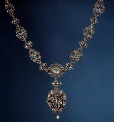 Colar do Imperador do Sacro Império, Rei da Boémia e Rei da Hungria Rodolfo II (1552-1612) em esmalte, ouro e pedra fina com pingente retratando cenas da Paixão. Século XVI. Paris, Museu do Louvre