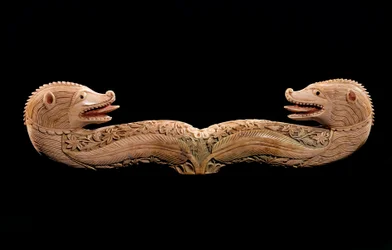 Arte oriental: tau de houlette (fim da vara do pastor) com cabeças de animais de marfim. Paris do século XV, museu arménio