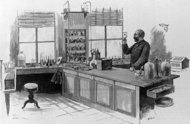 Retrato do médico alemão Robert Koch (1843-1910) em seu laboratório.