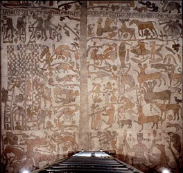 Representação de Alexandre o Grande (356-323 AC), rei de Macedoine e conquistador da Pérsia, rodeia a fauna indiana durante a conquete da Índia e o dilúvio infernal à direita, à esquerda a construção da Torre de Babel. Pavimento do Pant