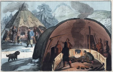 Família sámi numa tenda na Lapónia - interior de uma cabana lapónica com uma família à volta da fogueira - gravura de «Usi e Costumi di Tutti i Popoli dell
