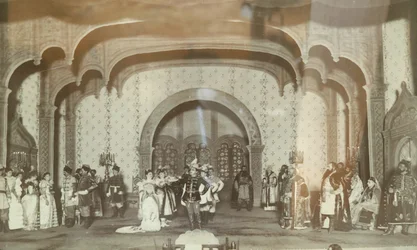 Cena de la peça de teatro "le Faux Dmitri" de Alexandre Nikolaievitch Ostrovski (1823-1926). Teatro Maly de Moscou. Photographie, annees 1870. O Museu Central do Teatro do Estado A. Bakhrushin, Moscovo
Cena da peça de teatro "Falsa Dmitriy" de Ale