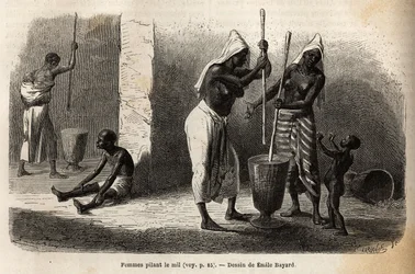 Cena da vida quotidiana: mulheres a martelar milheto, em Sekou (Níger), rodeadas de crianças. Gravura para ilustrar a viagem ao Sudão Ocidental do Tenente (Marinha) M.Mage, em 1863-1866, publicada no "Le tour du monde, nouveau journal des voyages", sob o d