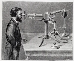 Espectroscópio para comparar os espectros dos elementos terrestres com os dos corpos celestes