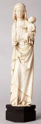 Estátua. Madonna e Child. Presente de Dom Cantineau, reitor do capítulo da catedral. Marfim. Século XIII.