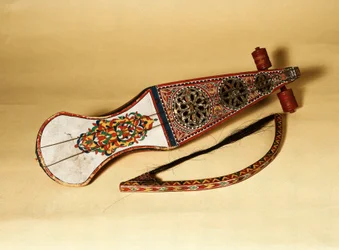 Instrumento de cordas; rabab (rubab, robab, rebab, rubob, rawap). Originário do Norte de África