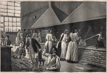 Estudantes e professores no laboratório prático do Conservatoire des Arts et Metiers (Arts-et-Metiers) de Paris