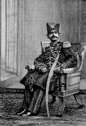 O Xá da Pérsia, Nassr-ed-din (Nasser-ed-din), em traje cerimonial.