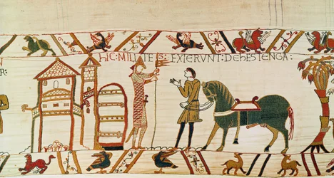A porta de Hastings abre-se para os normandos marcharem contra Harold, Bayeux Tapestry (bordado de lã em linho)