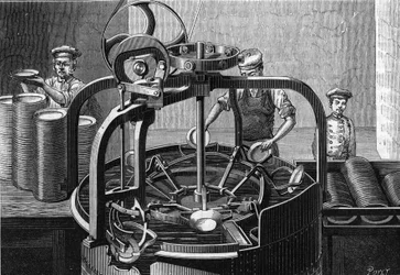 A instalação mecânica do Sr. Marguery, restaurador, em Paris: máquina automática para lavar pratos. O operador coloca uma placa suja na máquina com a mão direita e retira a placa que foi limpa com a mão esquerda. Gravação em "La